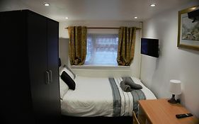 Quiet Studio With Workspace Shared Entrance For Contractors And Business Travellers